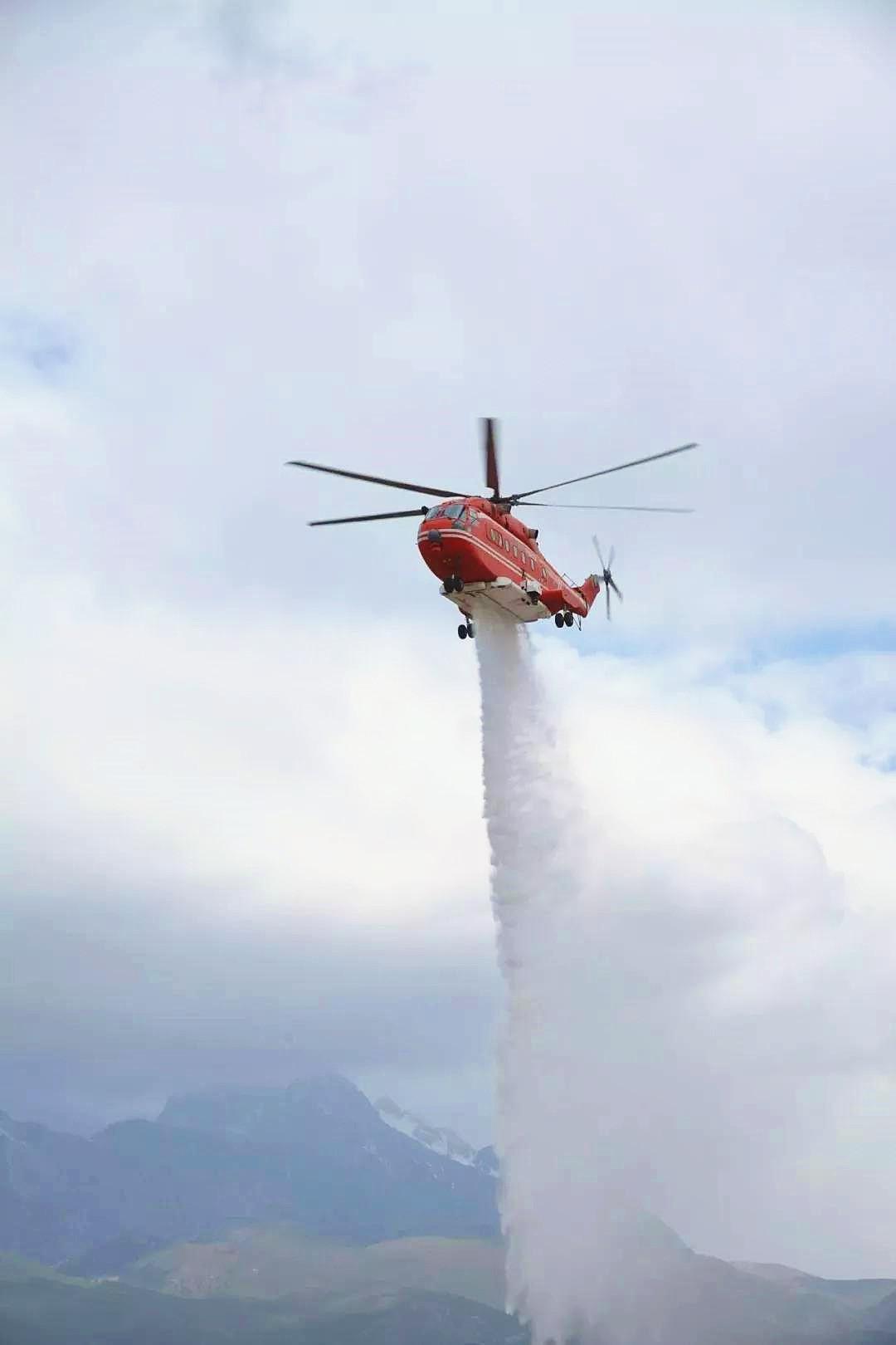 直升机森林灭火演练摁下按钮3吨水倾泻而下