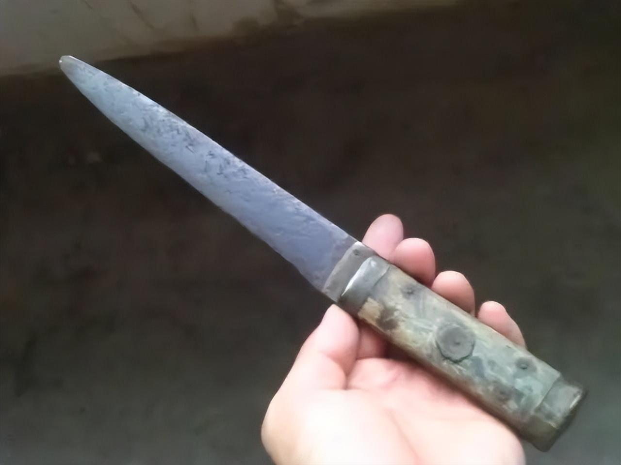 《水浒》里,林冲有枪矛为何还用其他兵器?这里面有混江湖的诀窍 - 知乎