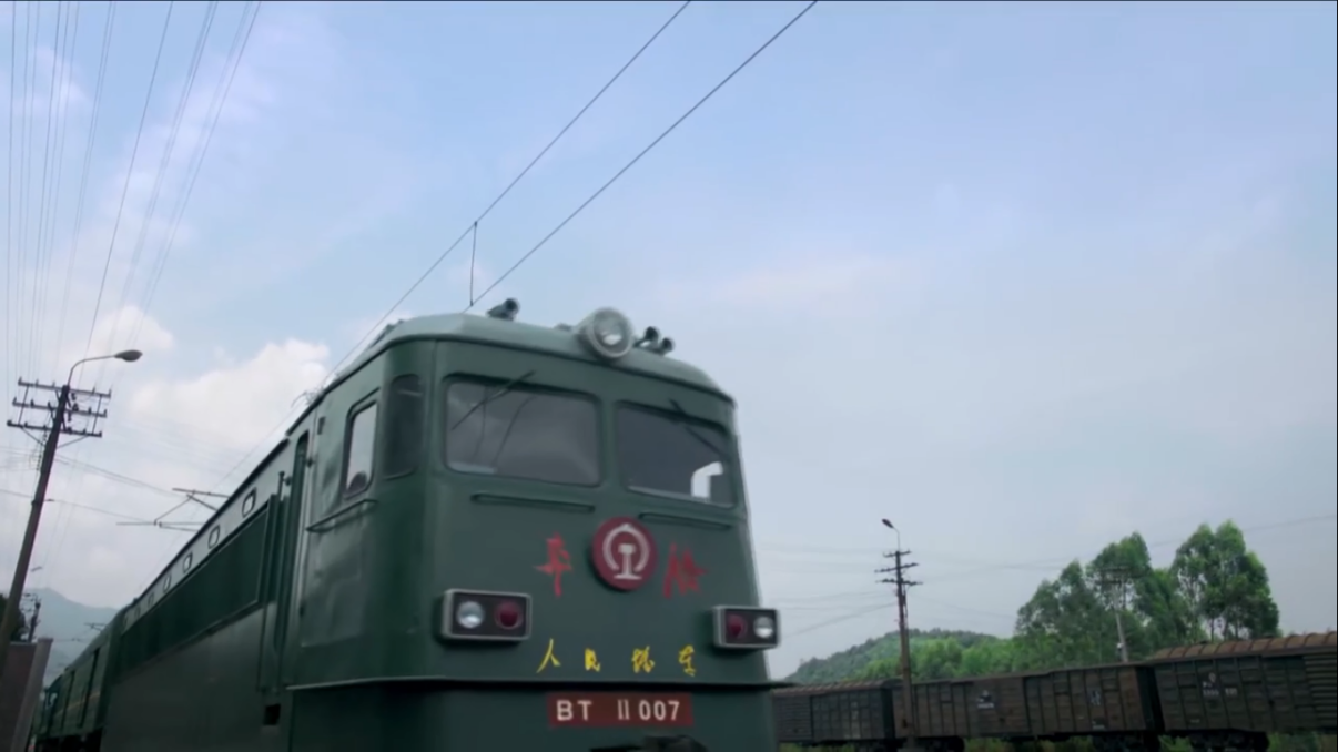 《奔腾年代》,这部年代行业剧讲述了中国高铁发展前,中国电力机车的