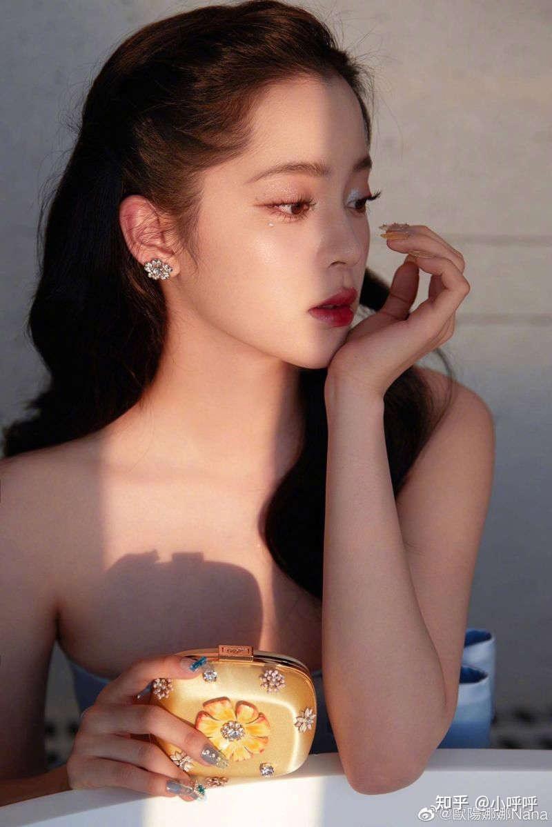 欧阳娜娜遗传妈妈傅娟美貌,出道7年感情世界让人雾裡看花,过去和刘