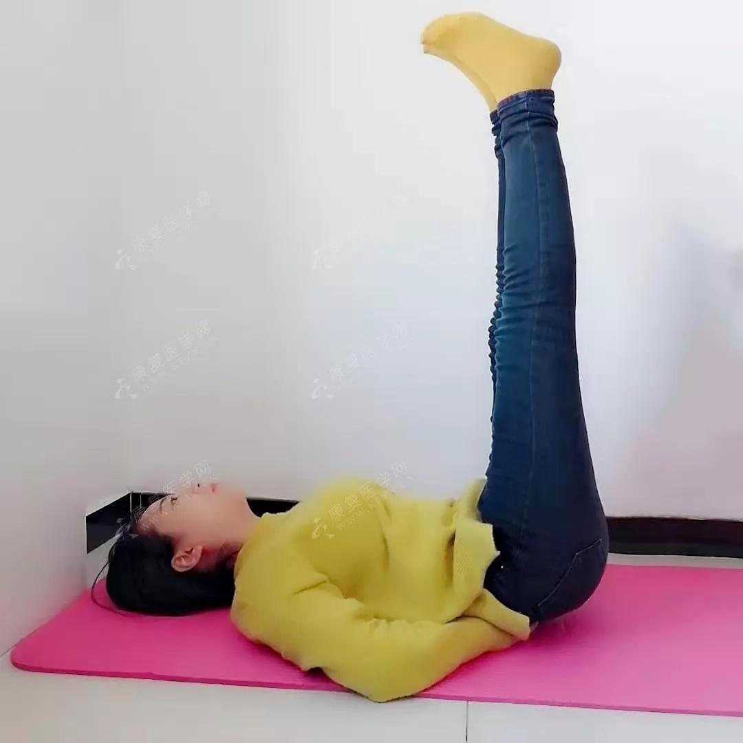 动作要领:取仰卧位,腿伸直,双手放两侧或者垫在腰下,注意腰不要弓起来
