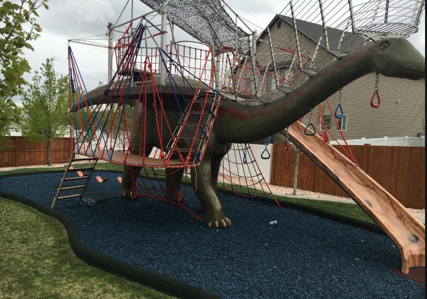 爸爸为孩子建造14米长恐龙,能攀岩,能滑梯,能荡秋千,还有夜空下梦幻的