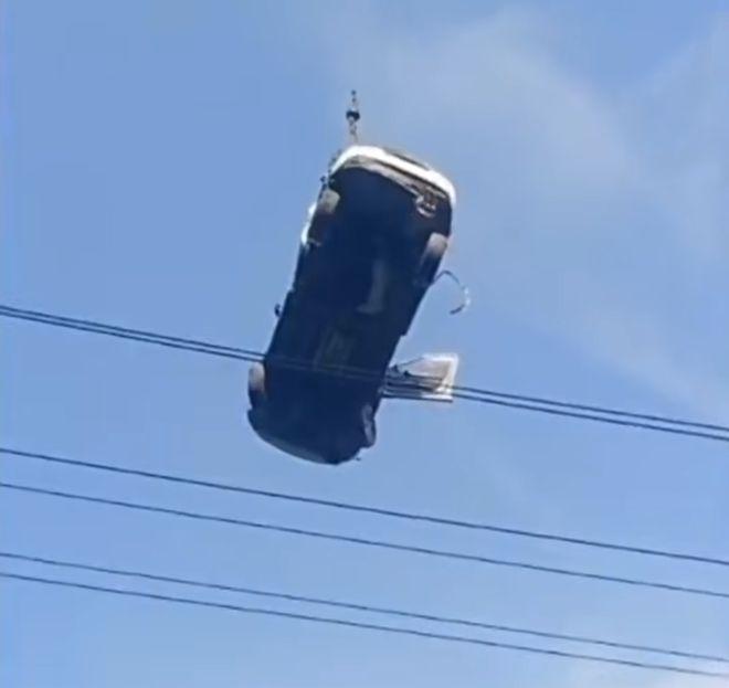 干了 20 年道路救援,没想到我居然会在电线杆上“摘”下一辆车!