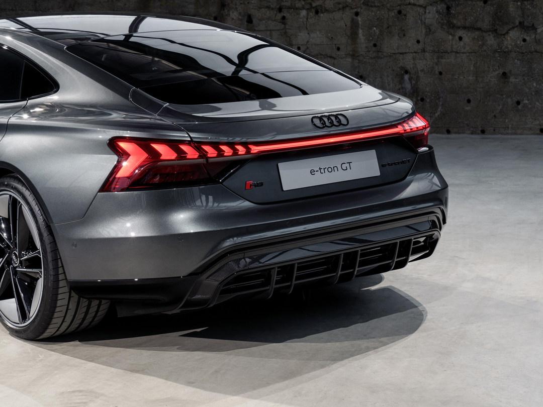 侧面是奥迪rs e-tron gt最优雅的地方,大溜背的设计令人过目难忘,当然