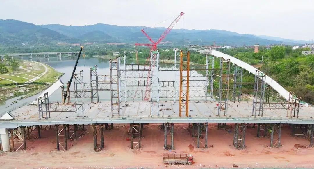 淮州湾大桥已经开启钢箱拱肋及风撑的安装工作金堂县兴金开发建设投资