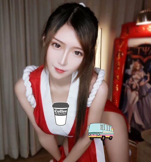 腐团儿经典cos不知火舞招牌动作再现手上戒指是最大亮点