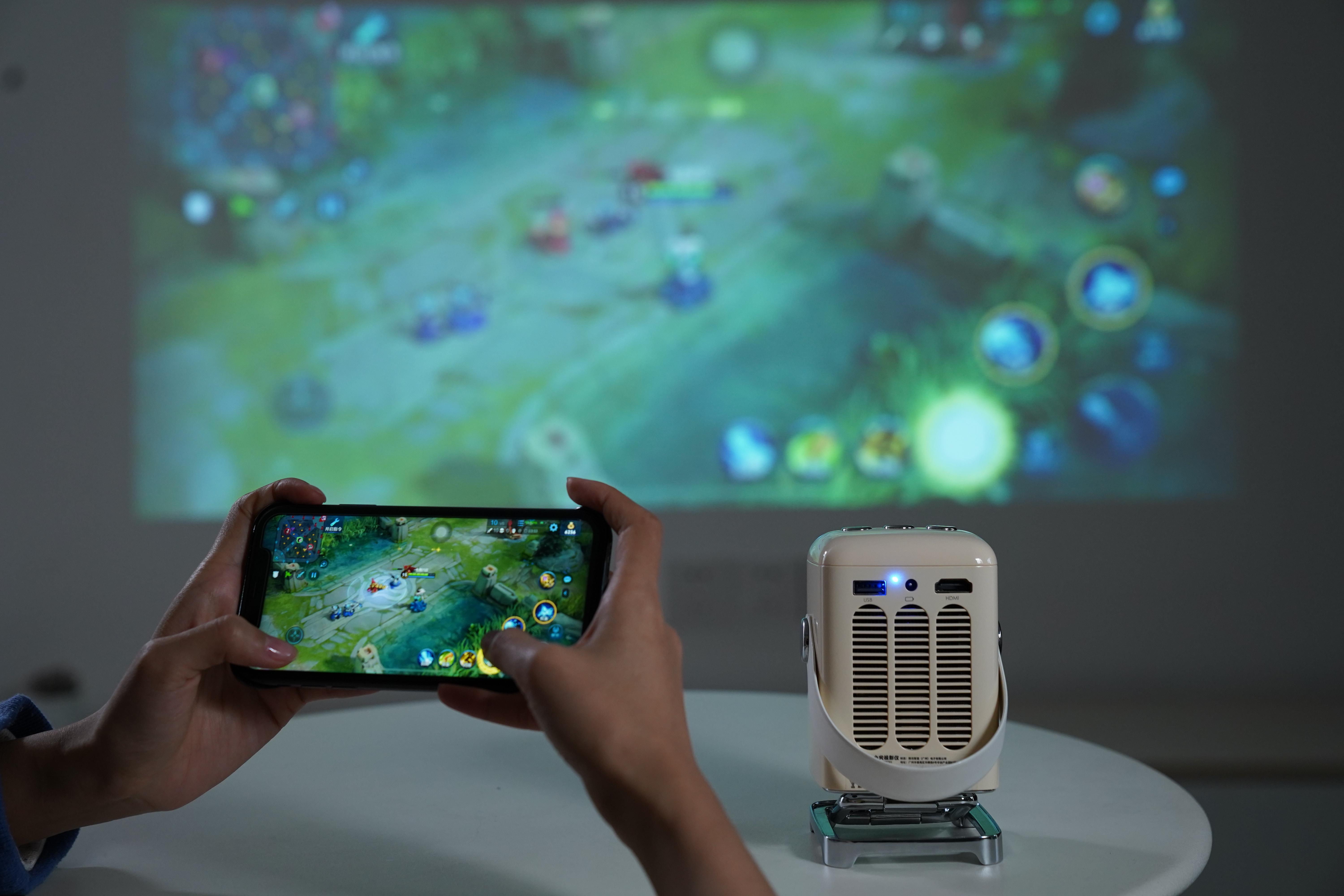 小火投影支持手机同屏投屏,一键操作,即可实现大屏游戏的畅爽.