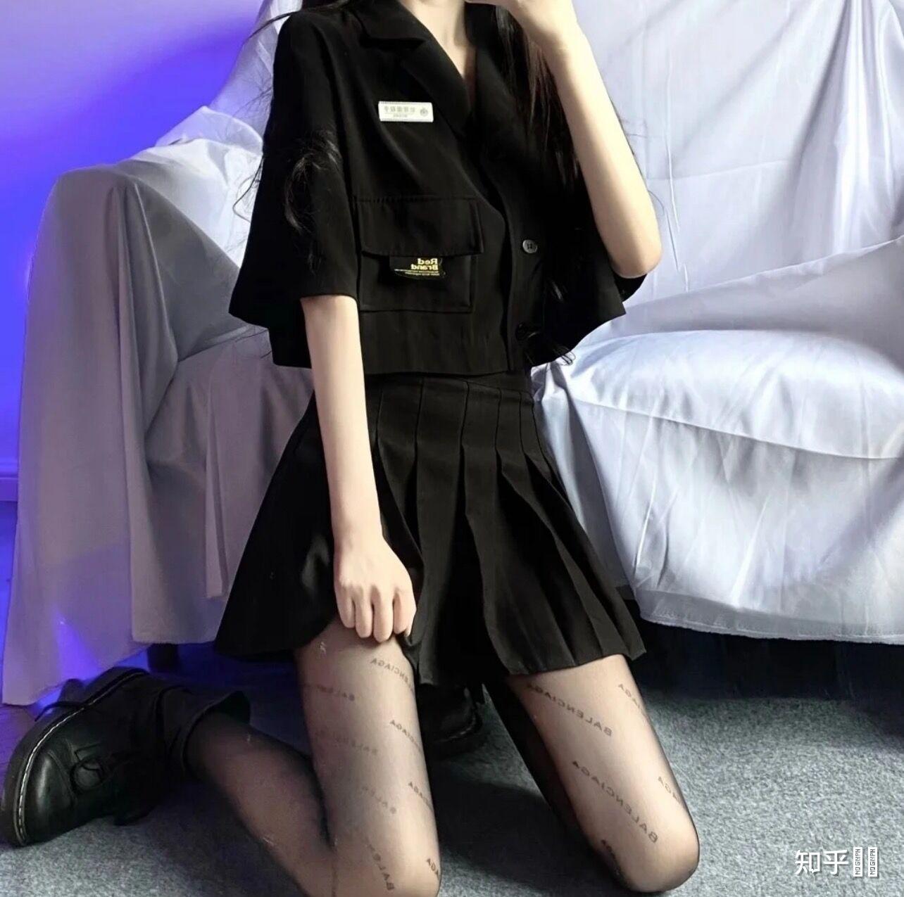 女生在校园穿着jk短裙时会搭配黑色丝袜嘛