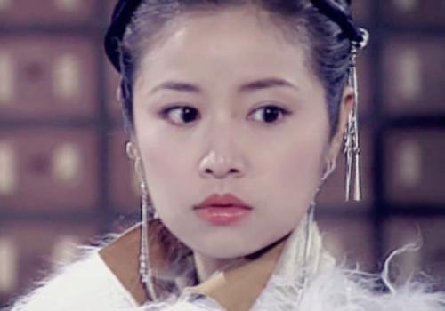 又见飞刀》[1]里的女主角,月光如刀,刀如月光,是薛青碧薛家的后人[2]