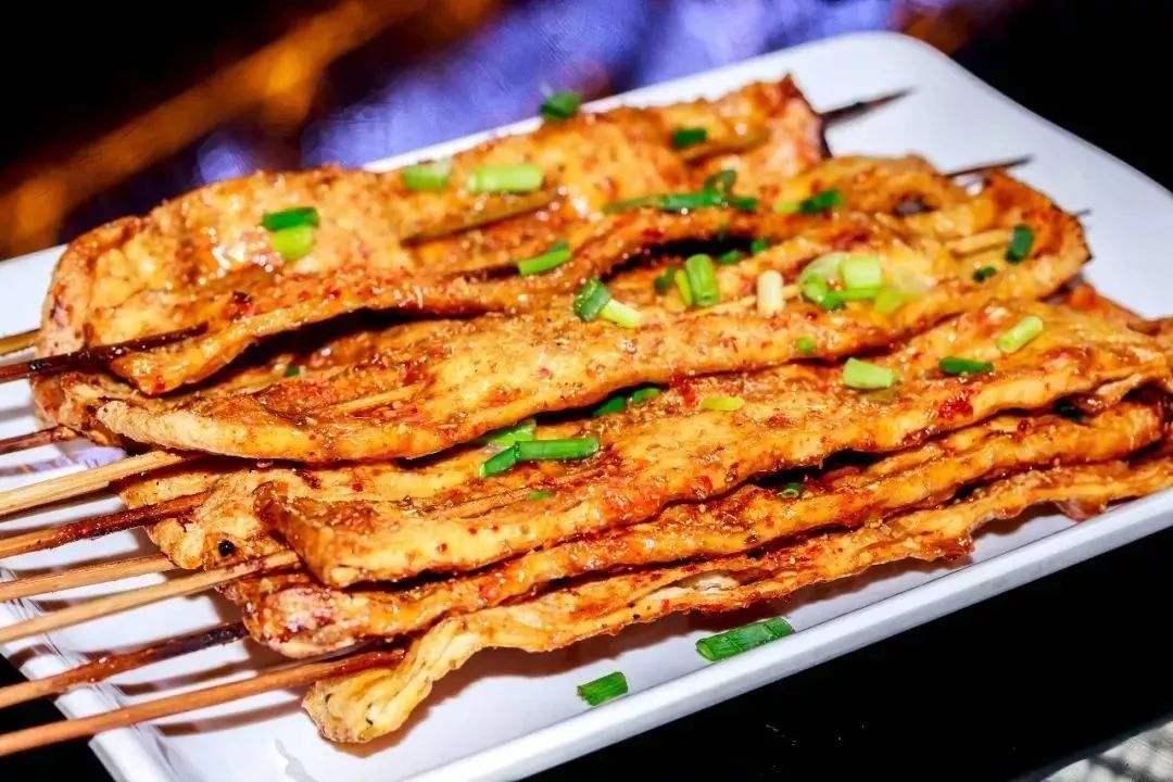 烤豆腐皮是辽宁的一种烧烤类小吃,是用豆腐皮儿制成的美味烧烤.