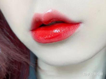 甜美元气的冰糖葫芦色,上嘴立刻显气色,这个颜色非常提亮肤色.