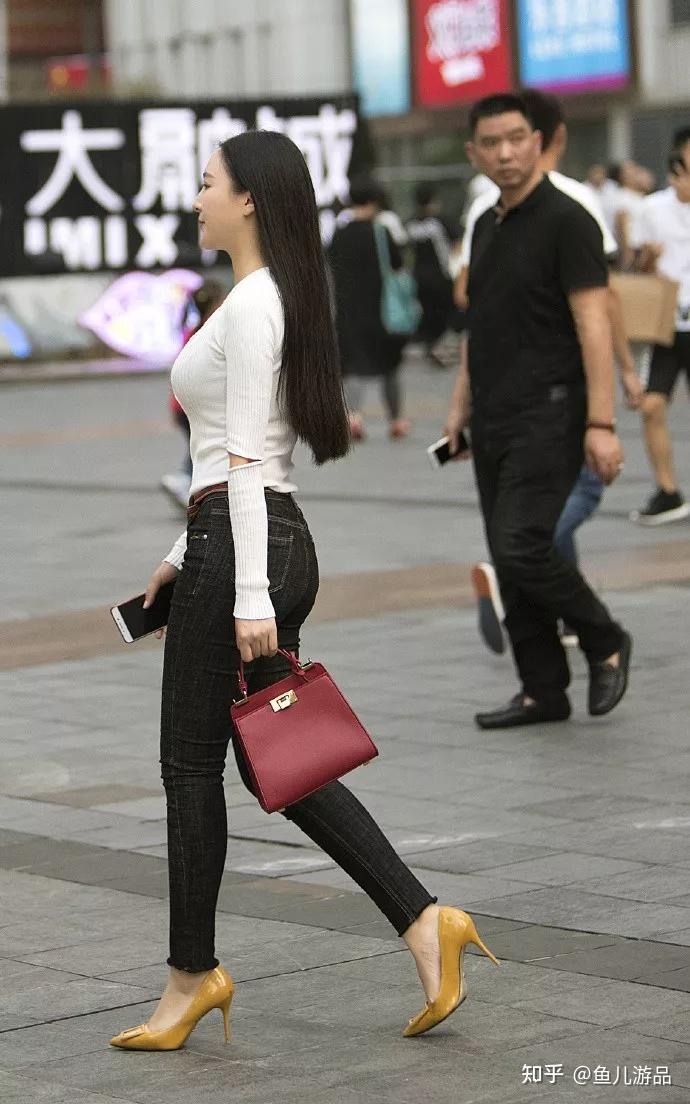 街拍女性高跟鞋搭配简约出街收获魅力时尚