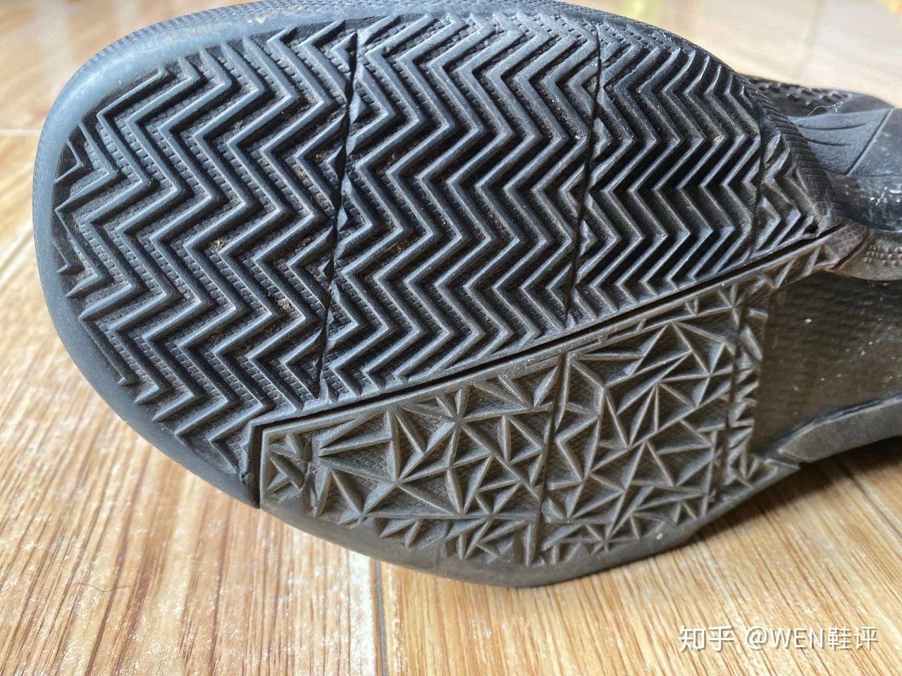 鞋底方面用到的是人字纹 棱形的纹路,而且这款的外底应该是橡胶大底