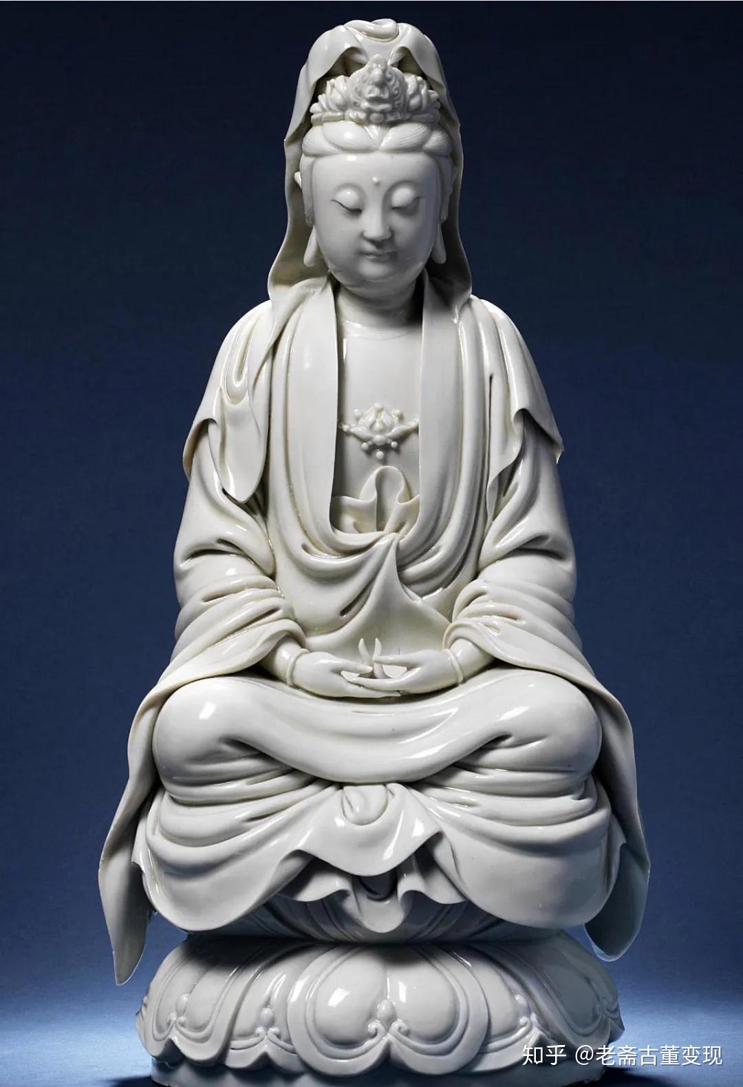 4 cm观音菩萨头戴风帽,发髻高束,顶戴阿弥陀佛像.