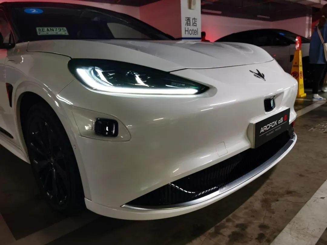 极狐白的车身配色,提取北极狐纯洁毛发之色,并与雪地微观世界闪烁冰晶