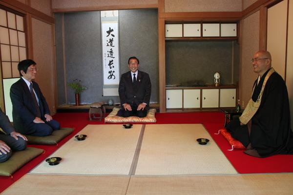 松平宗紀一行拜訪大安寺,受到了大安寺的茶道招待