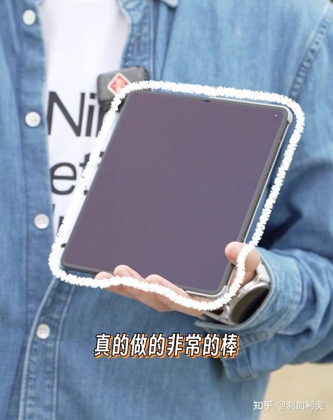 街头盲测炸场!看不出折痕的Find N6,引发全球用户一致好评