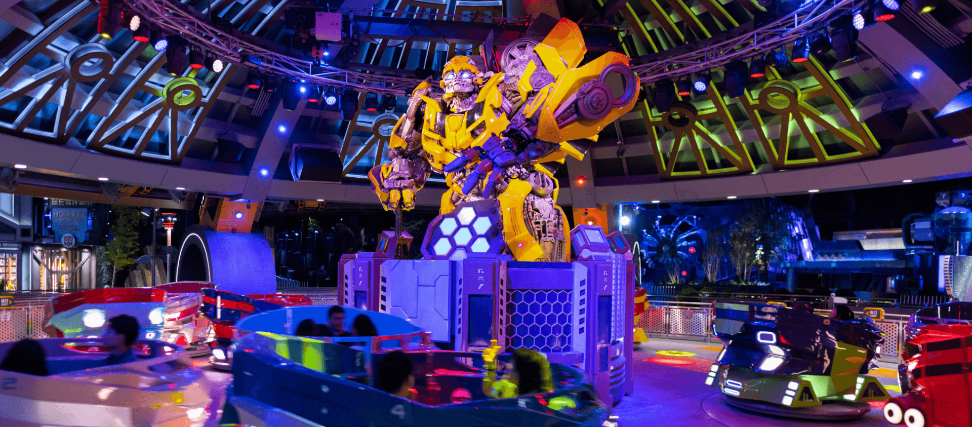 时长大概是约7分钟,是室内过山车,刺激程度5颗星2)鹰马飞行可以在灯光