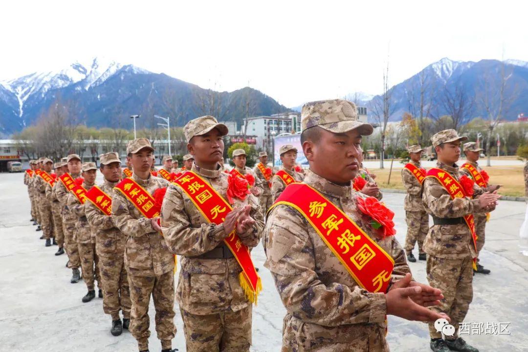 启程从军路依依话别时新兵们乘坐大巴车前往林芝火车站奔赴军营家长为