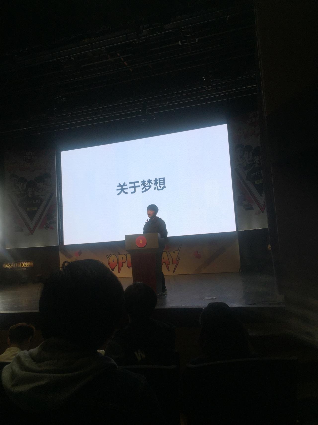 现在是否还记当时你是如何喜欢上《英雄联盟》