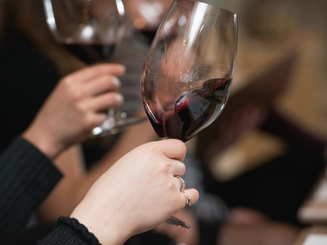 红酒晃杯动作让你的优雅范儿爆棚喝酒礼仪