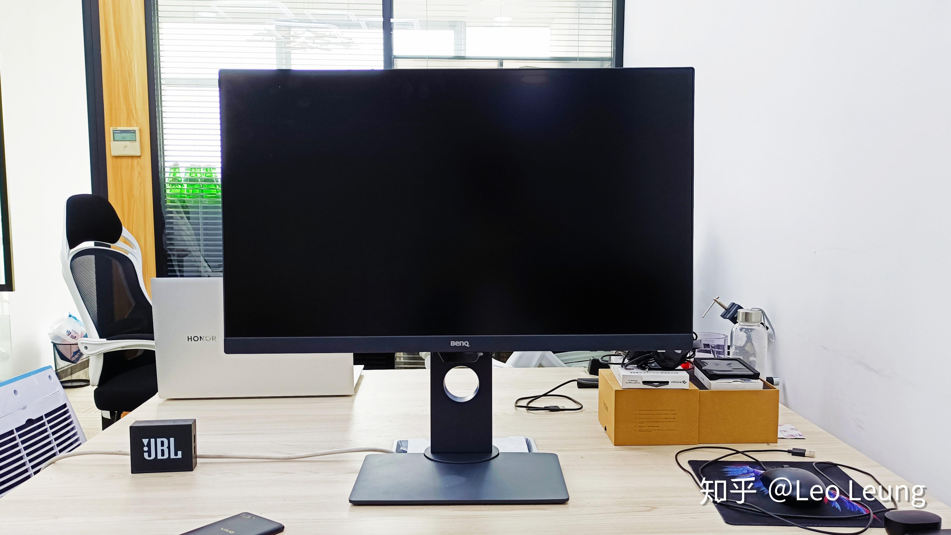 明基pd2705q的正面搭载的是一块27寸的雾面屏,能够有效防止眩光.