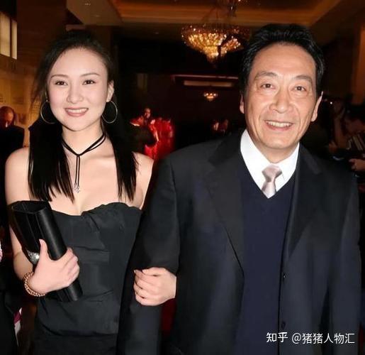 77岁王奎荣老态尽显妻子却风韵犹存网友感叹有钱真好