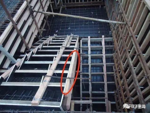 建筑工程新型楼梯踏步模板支模方法