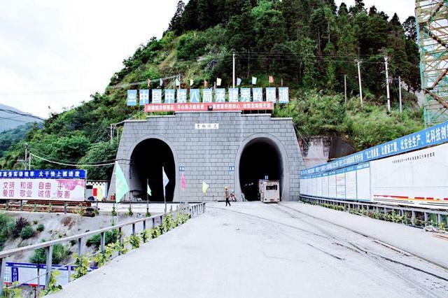 九江东郊白龙洞隧道图片