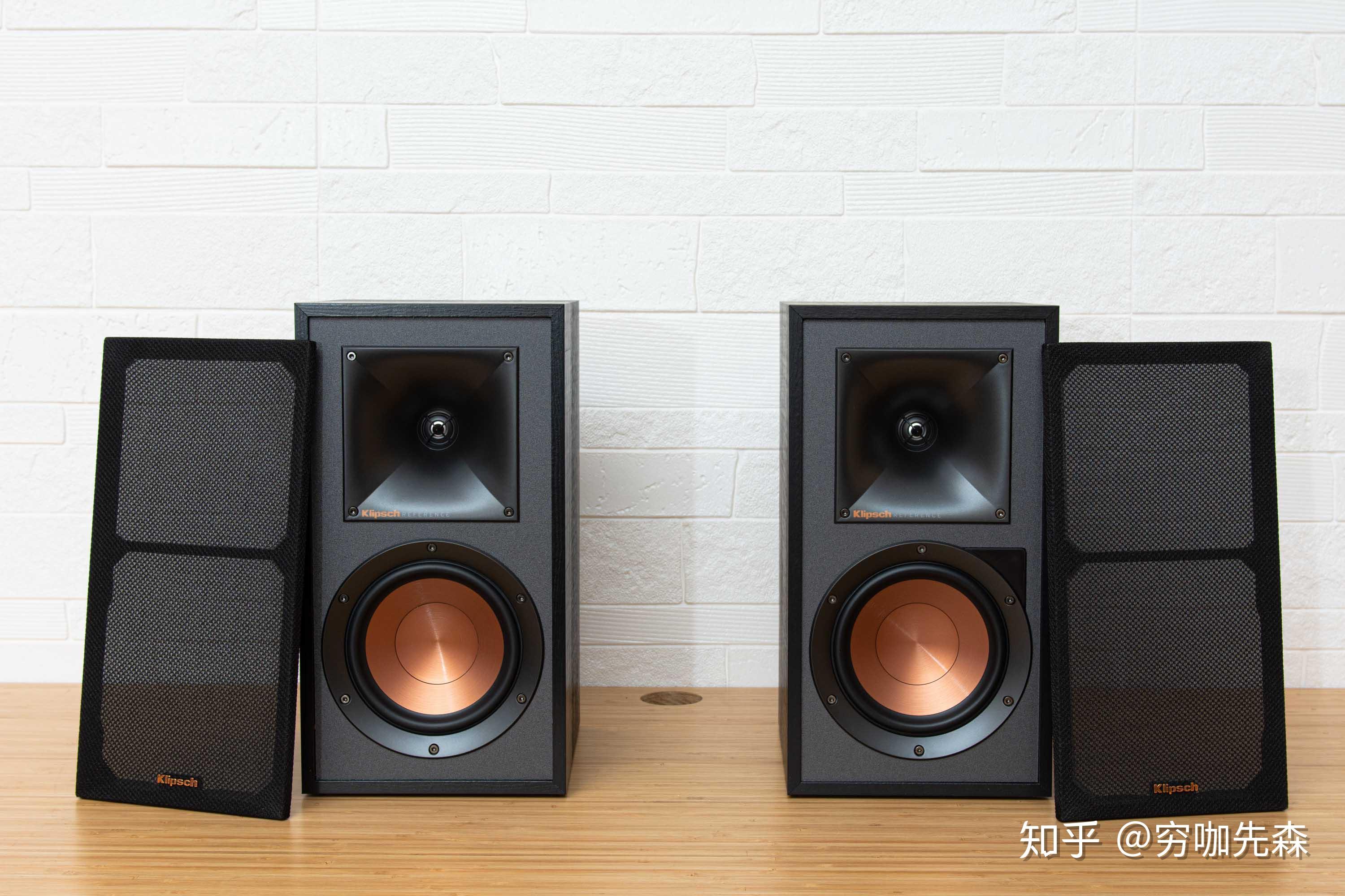 除了两个有源音箱,还有一条光纤,一条usb连接线,一条左右声道连接线
