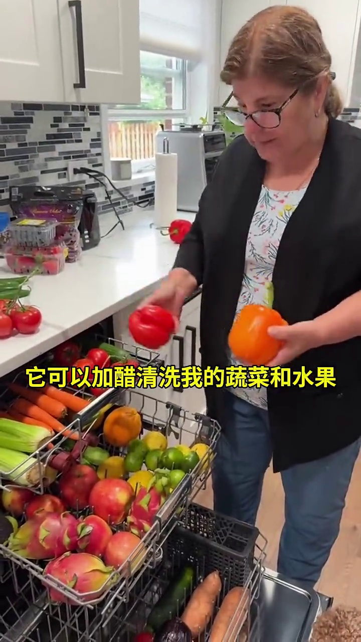 大姐不用洗碗机洗碗,专门用它来洗蔬菜水果...亲女儿都忍不住要吐槽了:正常人干不出这事儿!