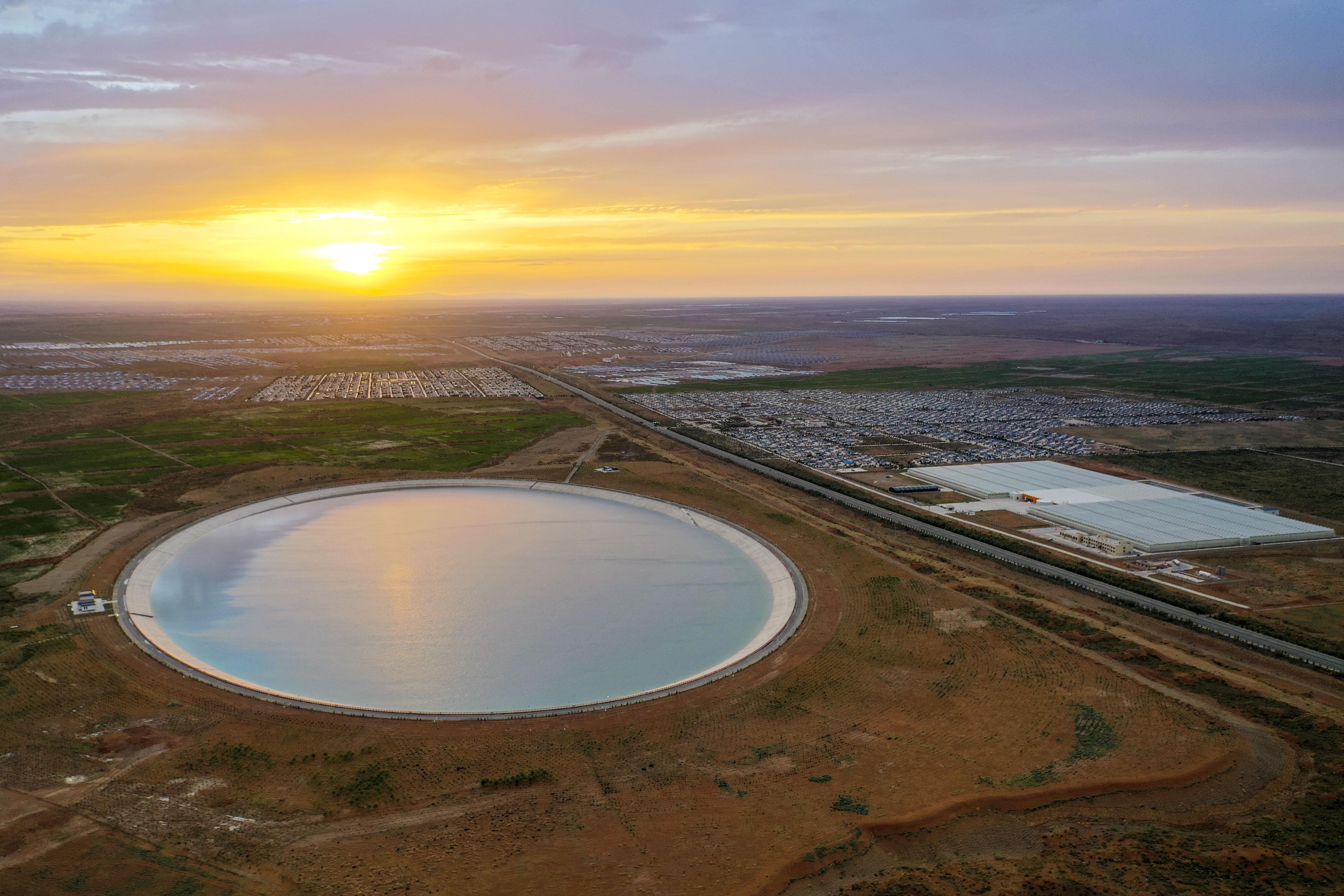 刘怀裕敢把沙漠变绿洲第一届甘肃现代摄影艺术展览优秀摄影作品