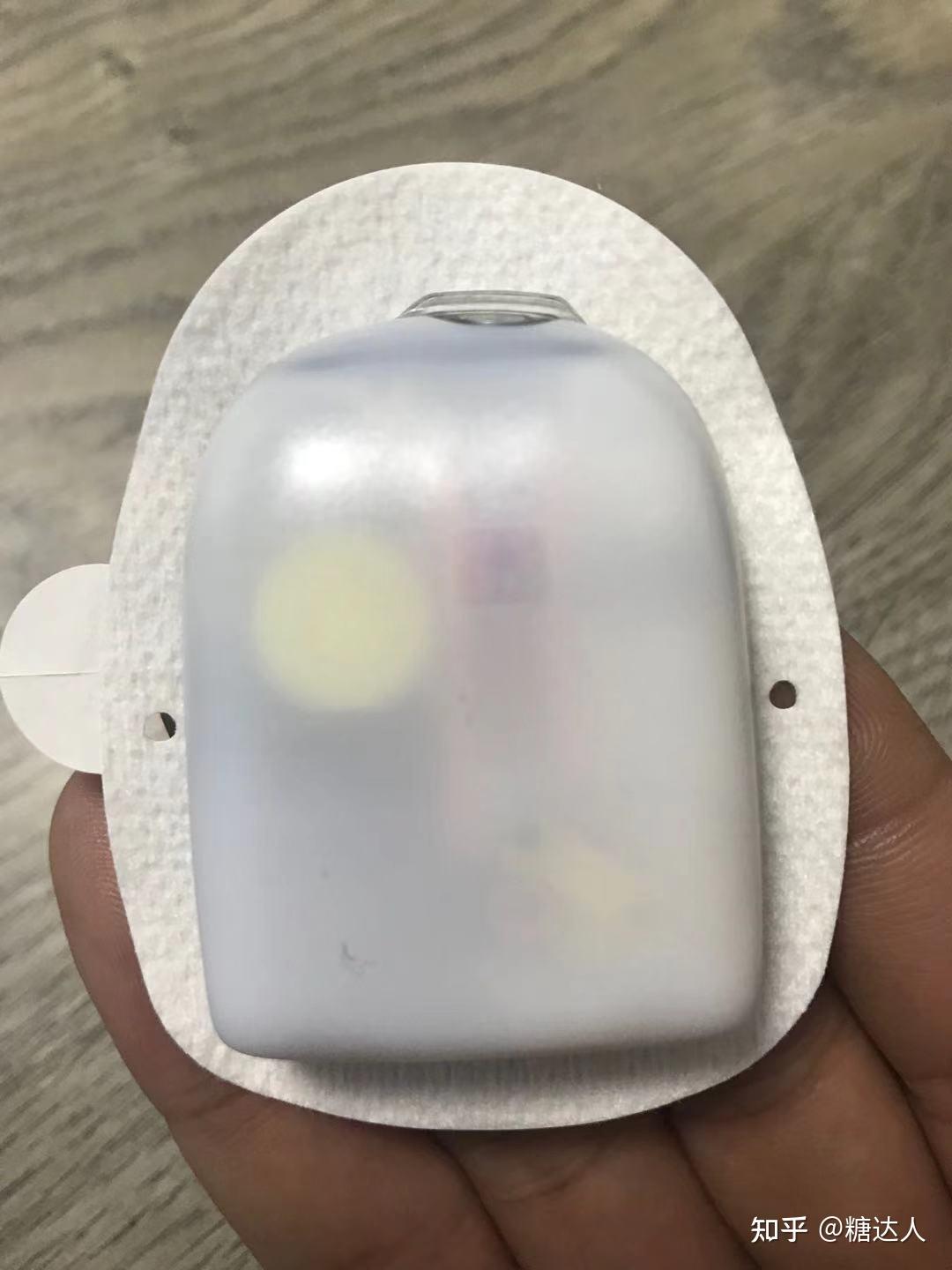 对我来说,把一个没有导管的胰岛素泵藏在衣服下面是非常容易的一件事.