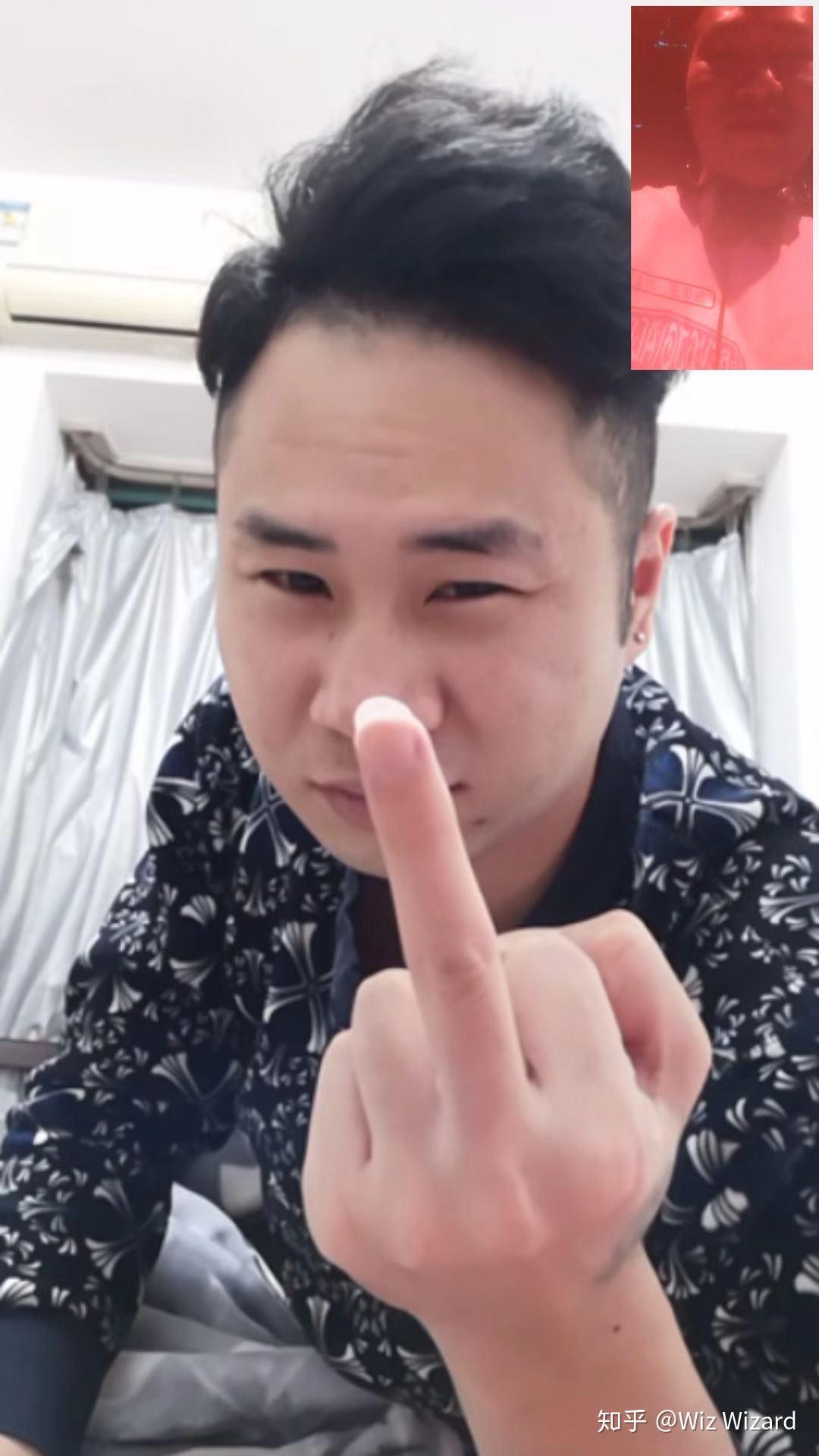 丁真竖中指的图片是怎么回事?真的是藏族友好手势吗?