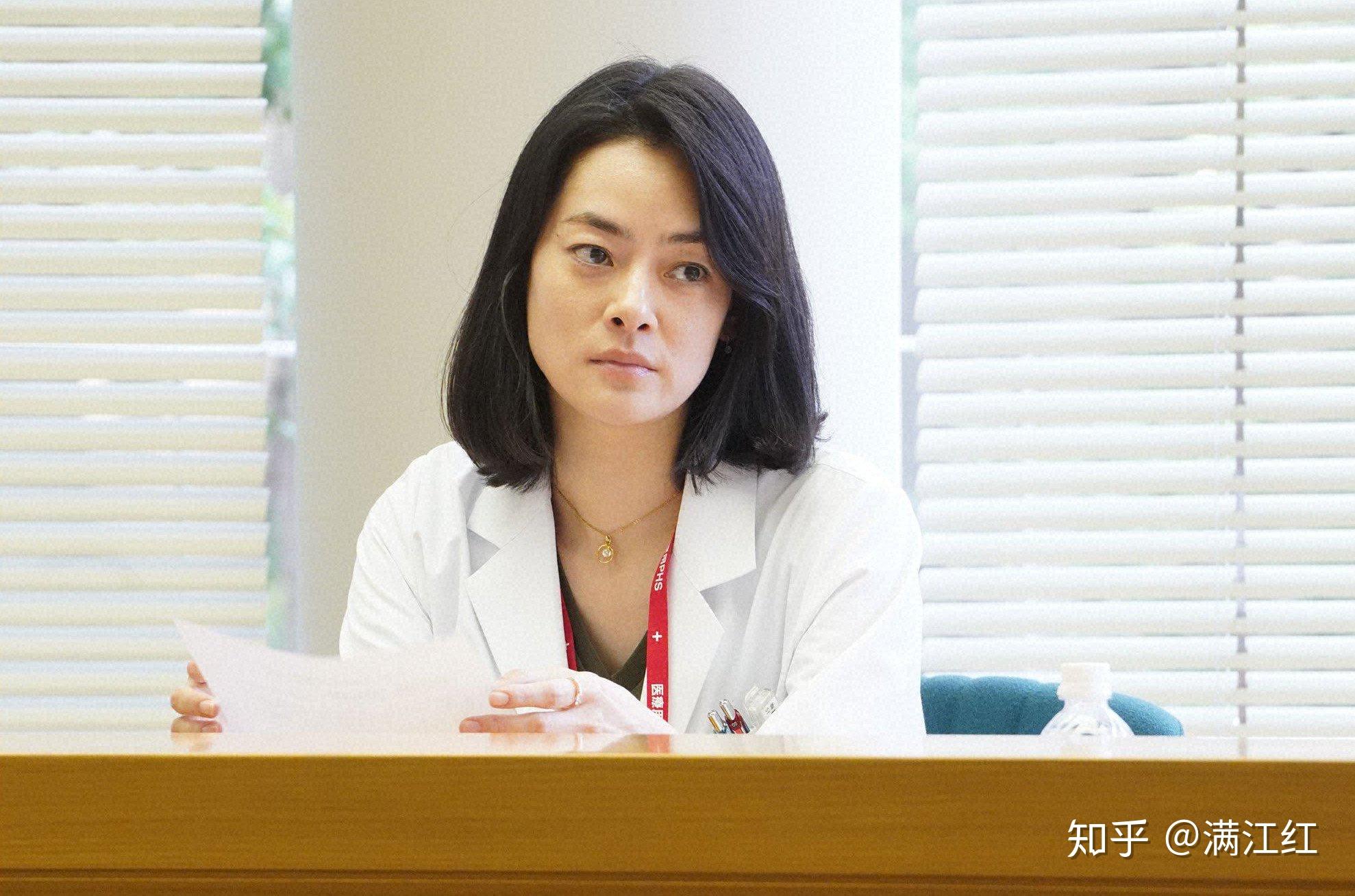 角色是市川实日子扮演的脑外科野阪教授,这个角色是标准的心机女形象