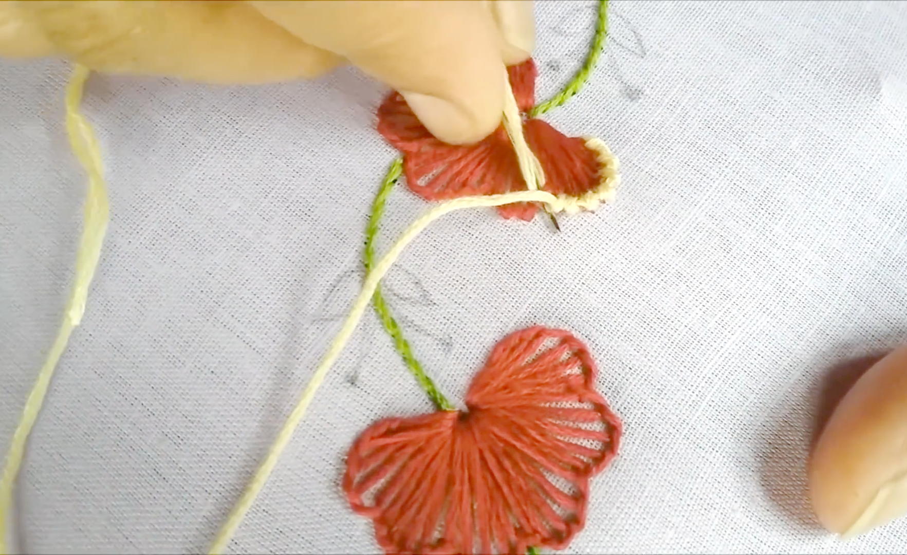 「手工刺繡教程」無底料刺繡花卉,考驗眼力手藝