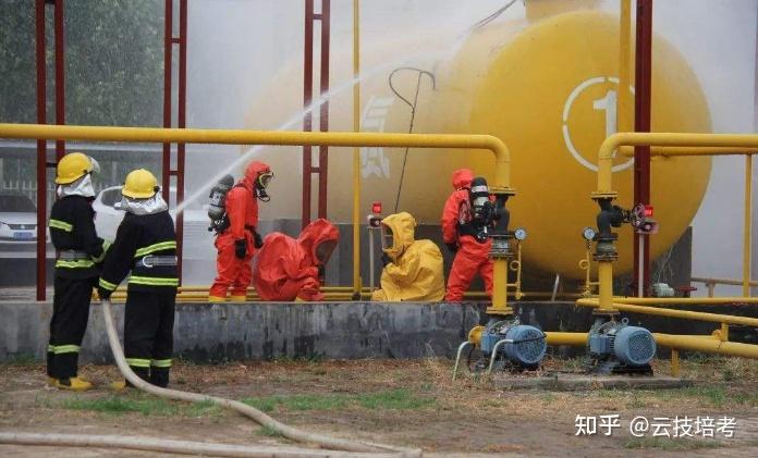 氨又称液氨,它是有毒可燃气体,氨的用途较为广泛,可制作铵盐,硝酸铵和