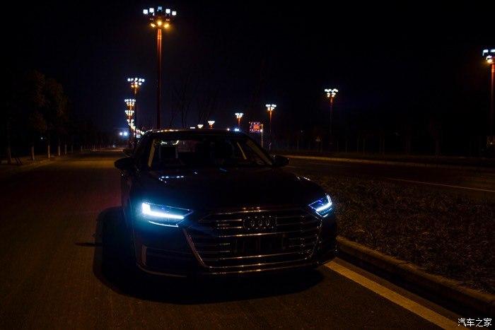 给大家分享一下夜景下的奥迪a8照亮你回家的路