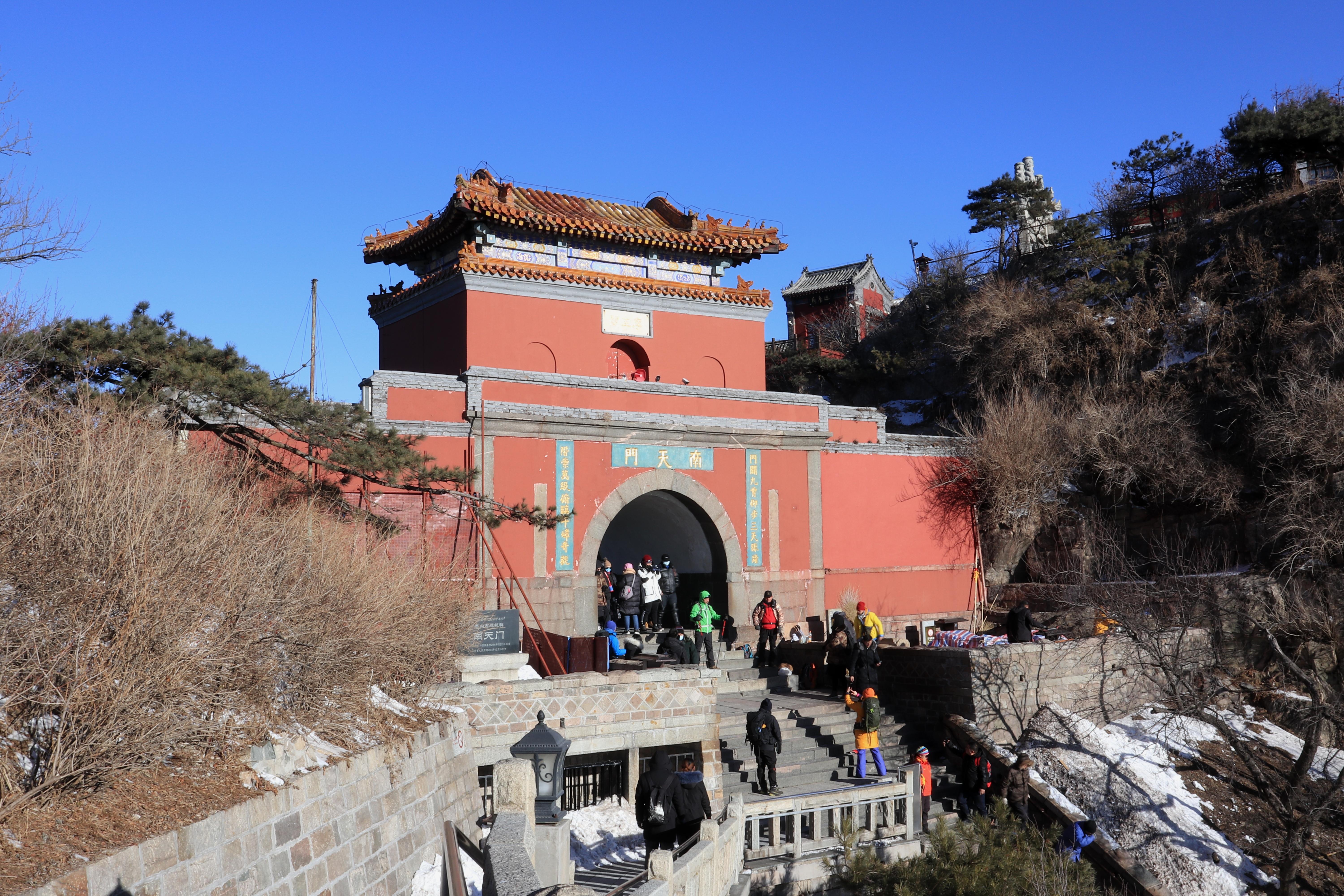 百年前的西天门,在南天门西侧的山坡上,那俩大石头:现在的西天门,百年