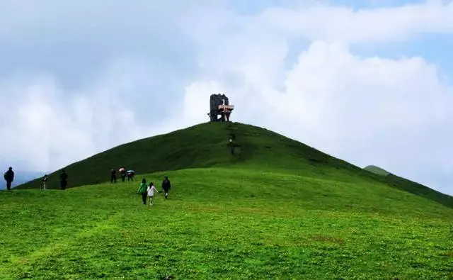 每當晴日,蒼翠欲滴,危峰矗立,常有云氣覆之,重崗絕山,高三十餘里,古籍