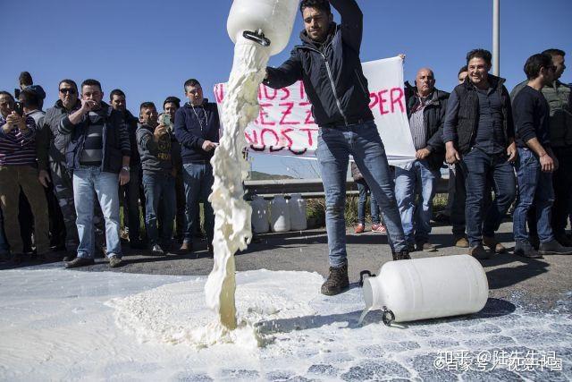 欧美疫情期间加仑牛奶过剩倒下水道