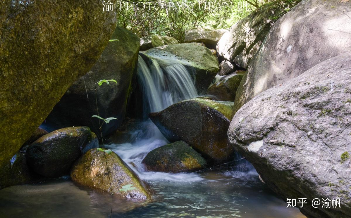 云髻山飞泉流瀑,溪流纵横,还是新丰江的源头,滚滚东流的新丰江水蓄于