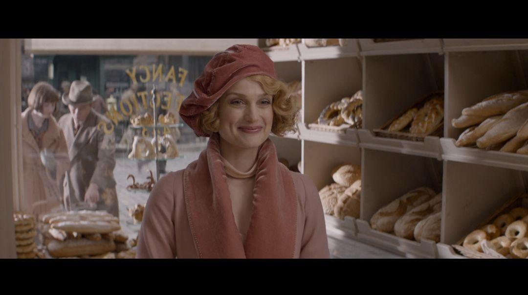 纽特与蒂娜在船前话别,奎妮和雅各布在雨中吻别后又在面包店重逢,两对