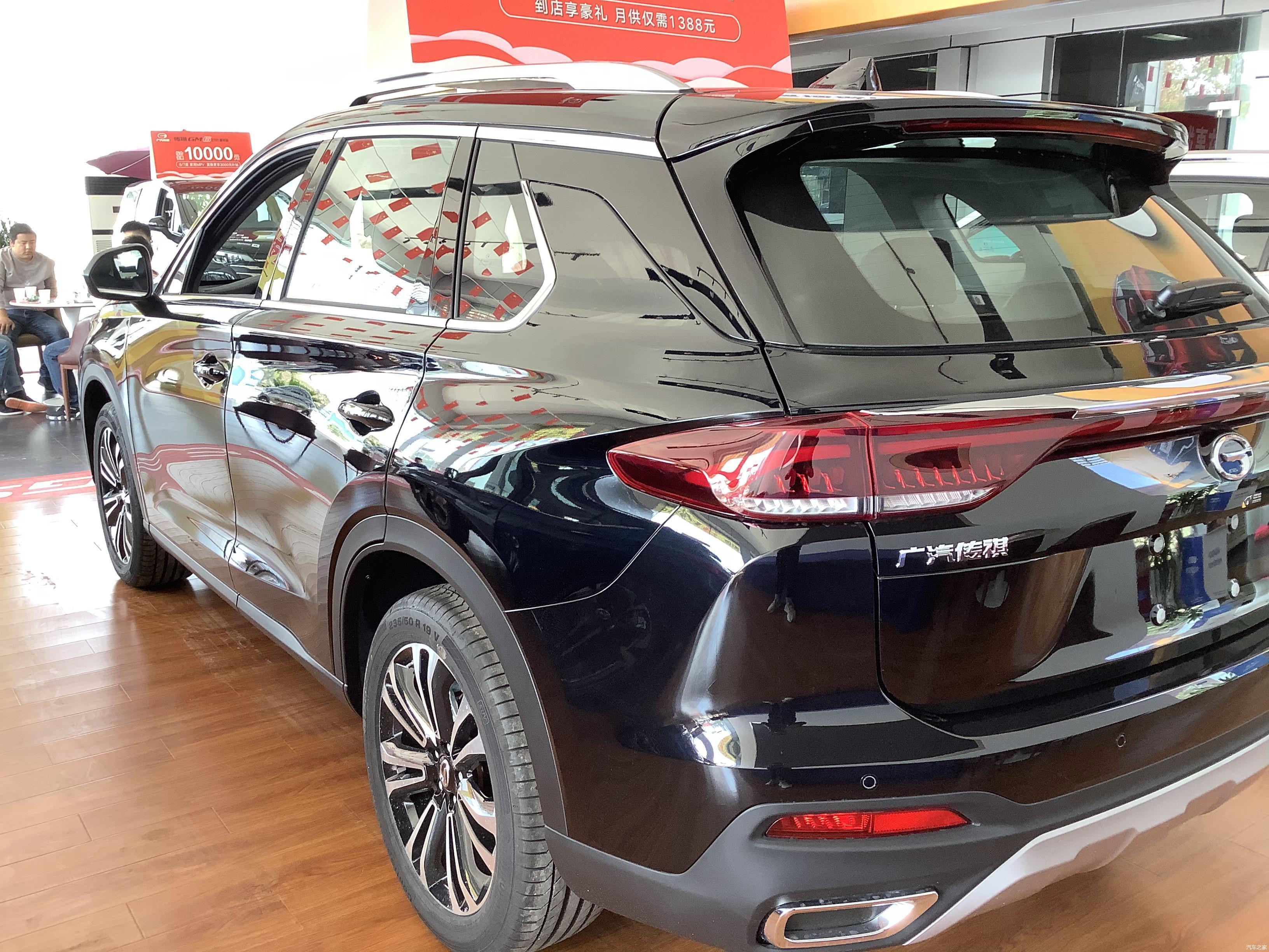 2021款传祺gs5到店实拍黑色车身很帅气轴距2710mm配15t6at