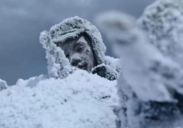 雪地里的战士图片