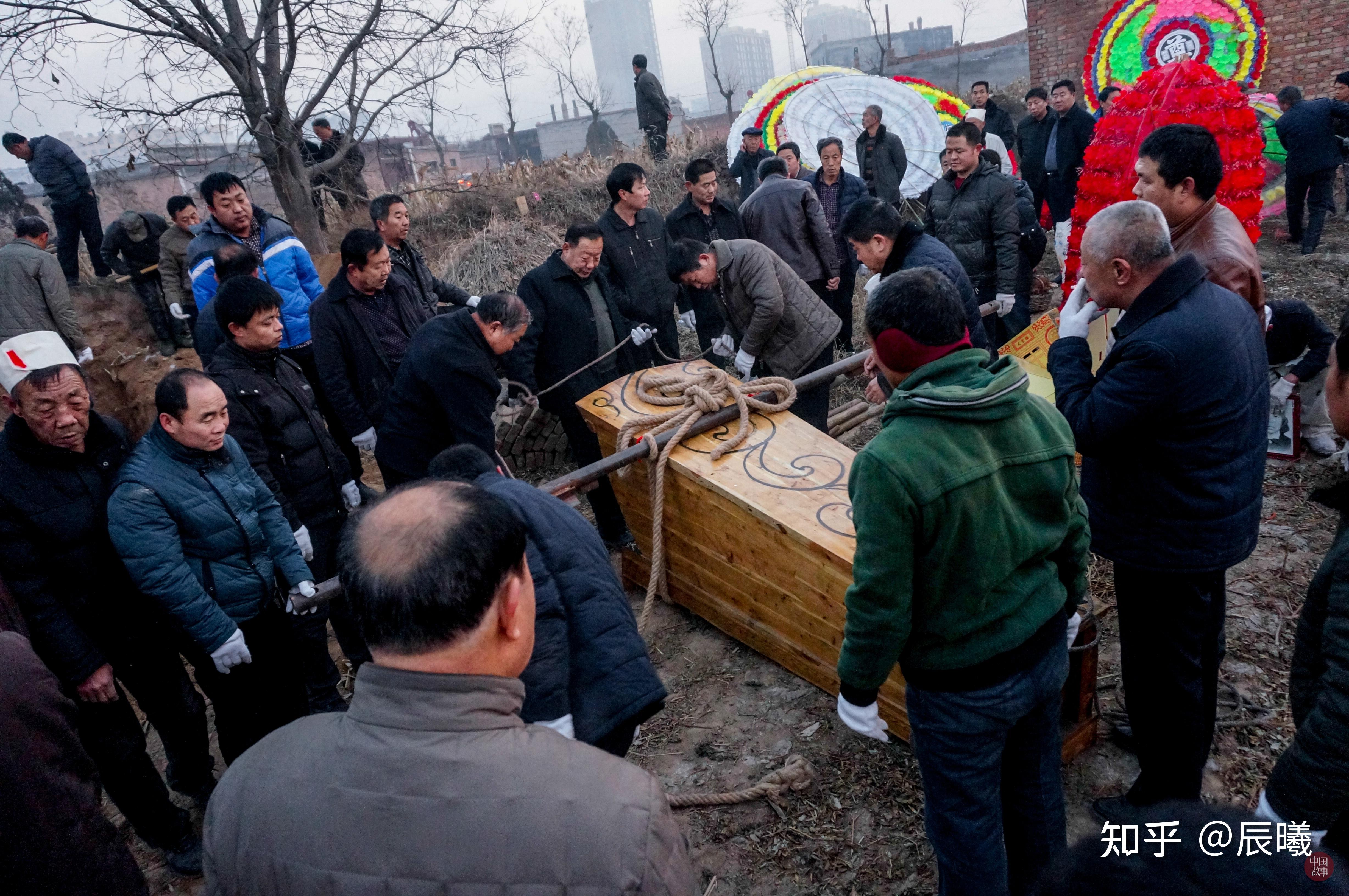 为什么明明是葬礼,可是在吃席的时候,人们还是有说有笑的? - 知乎