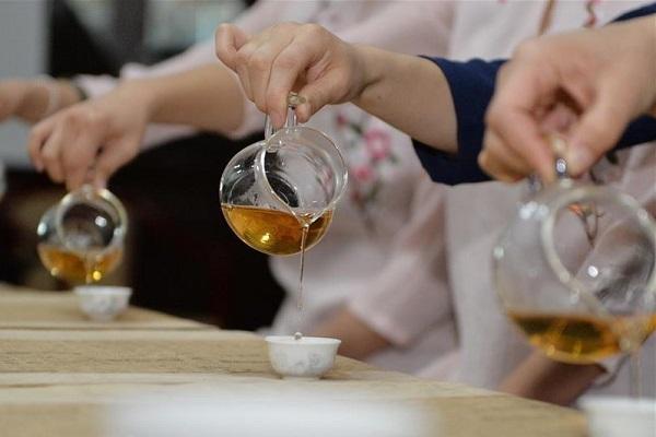喜欢喝茶的人越来越多你理想的中国式品茶应该是什么样的