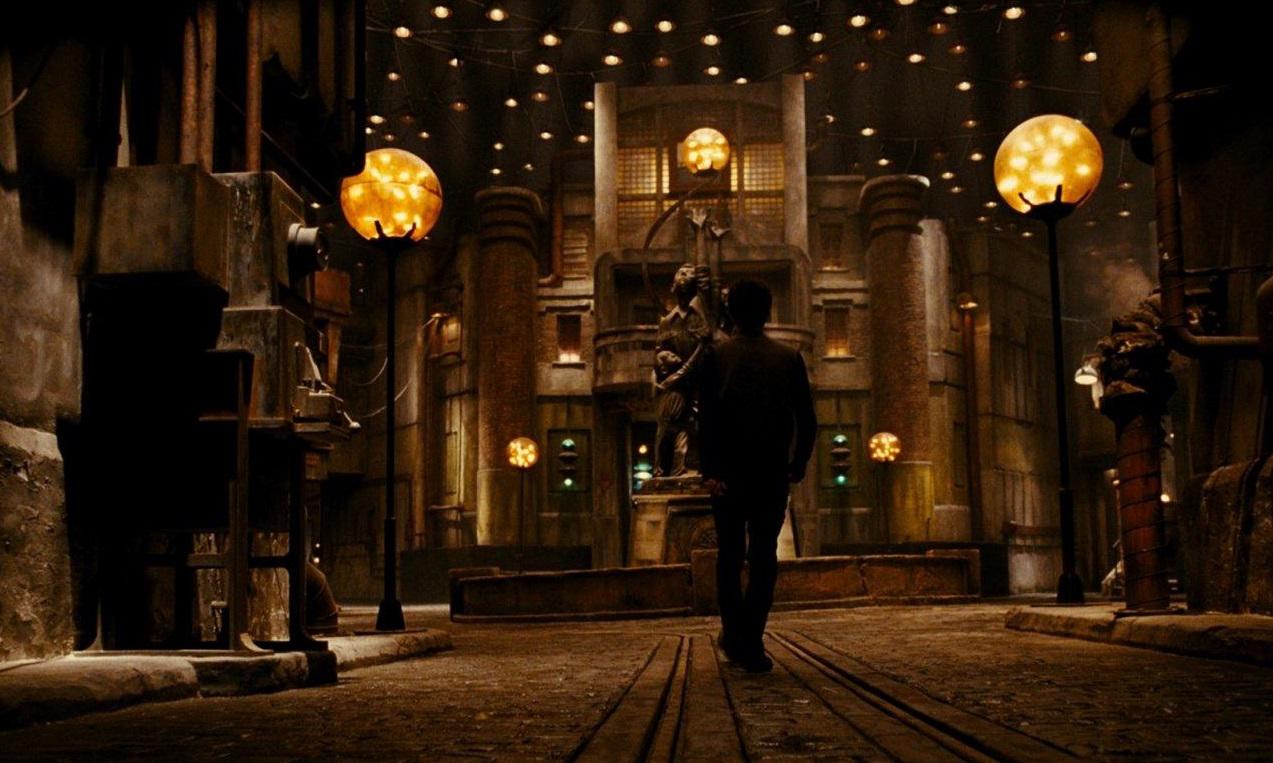 而此时,影片主人公发现一个古老文件,记载了这如何走出微光城市,从此