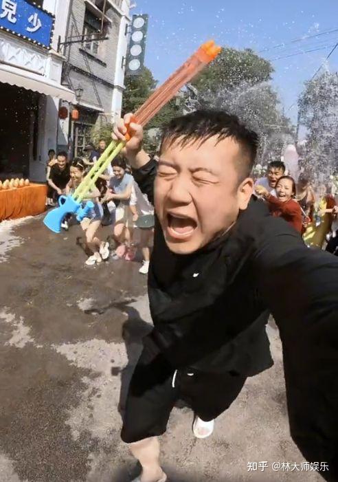 女网红当街殴打游客因泼水节不满被对方泼水拳打脚踢很嚣张