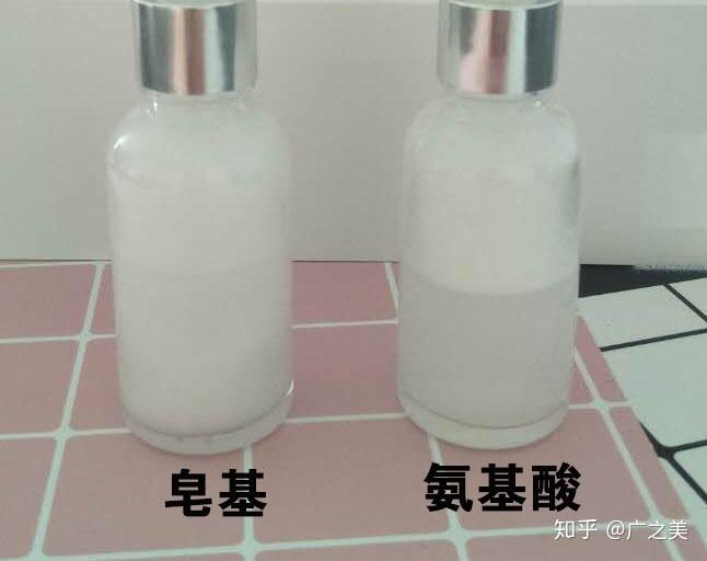 第二招,取出适量等比的皂基和氨基酸分别放在小瓶子里面加同等的水